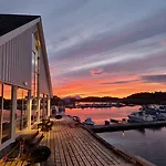 Kjerringoy Bryggehotell Hotel